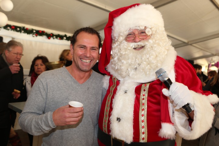 Zingende Kerstman tijdens kerstentertainment