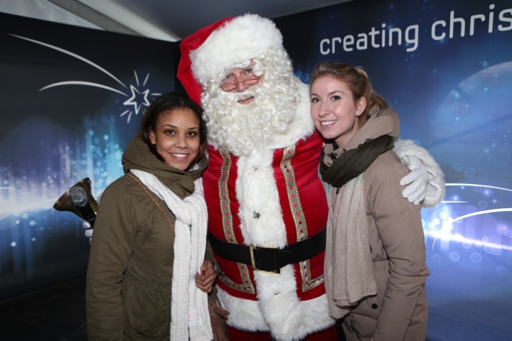 Zingende Kerstman tijdens kerstentertainment